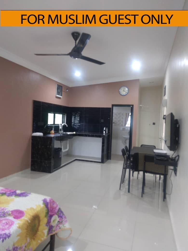 Yasmeen Studio Roomstay Kijal - Room 1 - For Two Person Islam Guest Only Exterior photo